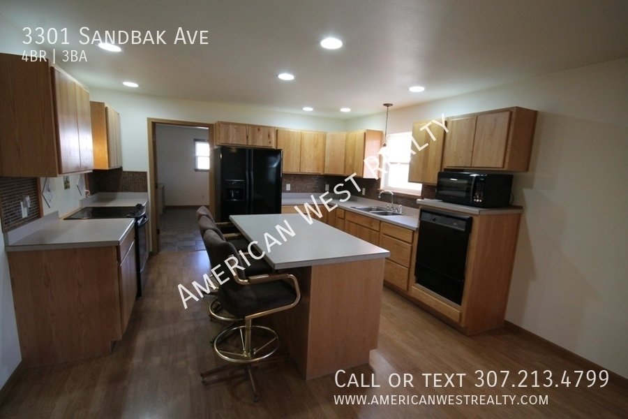 Large 4bed/3bath/2car property image