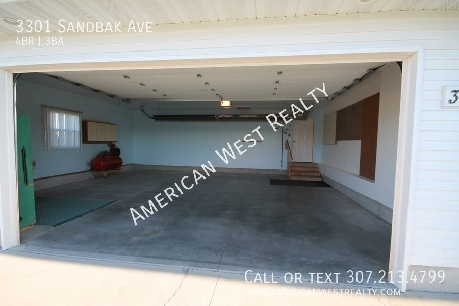 Large 4bed/3bath/2car property image