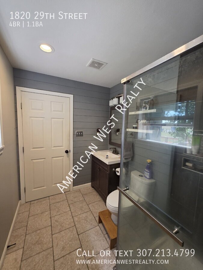 Beautiful lot with super cute 4 Bed/2 Bath Single Family Home! property image