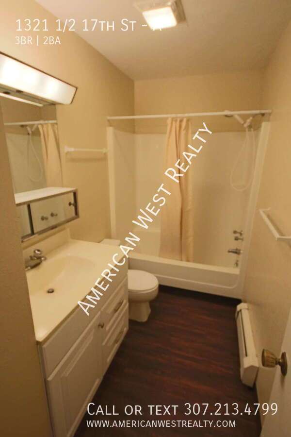 3 Bed 2 Bath Newer Flooring and Paint Throughout property image