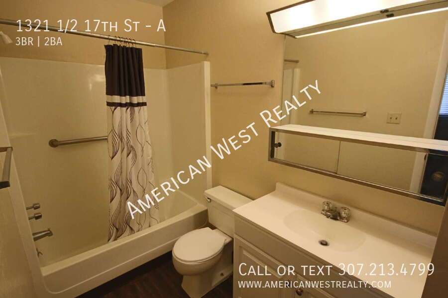 3 Bed 2 Bath Newer Flooring and Paint Throughout property image