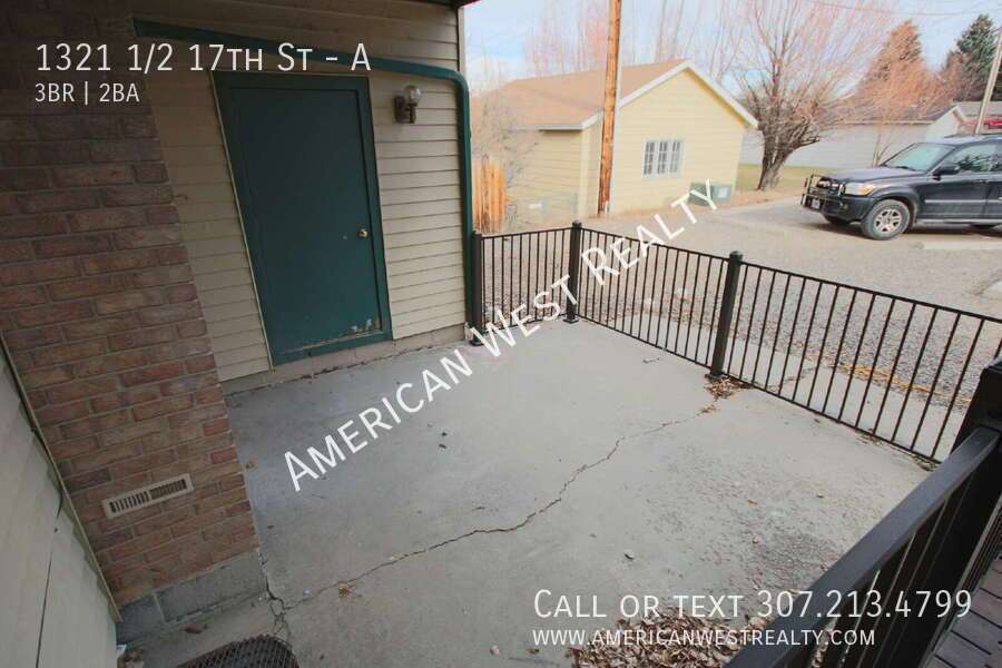 3 Bed 2 Bath Newer Flooring and Paint Throughout property image